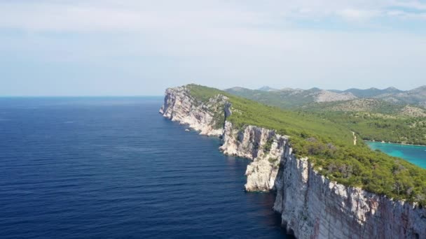Falaises au-dessus de la mer sur le rivage du parc naturel de Telascica, île de Dugi Otok, Croatie, paysage marin spectaculaire de l'Adriatique