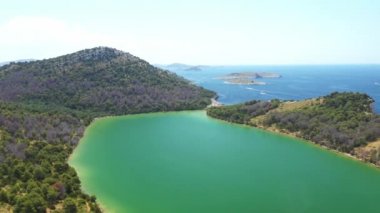 Hırvatistan, Adriyatik deniz manzarası, doğa parkı Telascica, Hırvatistan ve Dugi otok 'taki Tuzlu Yeşil Göl manzarası