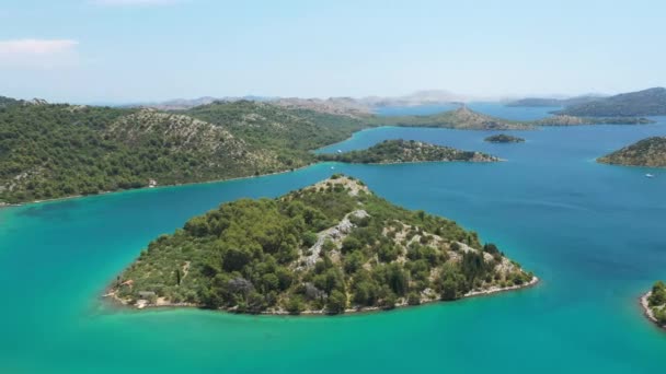 美丽的蓝色海洋 小岛屿群岛在自然公园特拉西卡在克罗地亚的杜吉奥托克岛 空中海景 — 图库视频影像