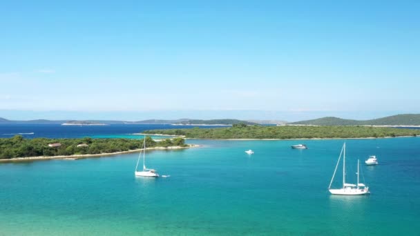 クロアチア アドリア海 ドゥギオトク島の美しいターコイズブルーのラグーンでセーリングボートやヨットの航空写真 美しい海景 — ストック動画