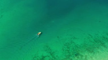 Hırvatistan 'da Adriyatik Denizi' nde güzel bir deniz manzarası, Dugi otok adası, Veli Rat körfezinde deniz kıyısında yelkenli tekne.