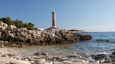 Hırvatistan, Dugi Otok adası, taş sahilde Veli Rat eski deniz feneri, ön planda güzel deniz manzarası