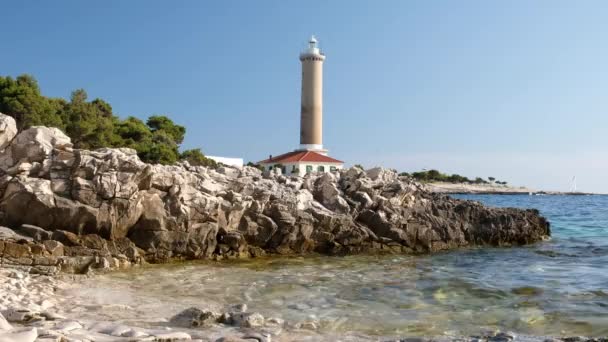 克罗地亚 杜吉奥托克岛 石岸上的韦利鼠老灯塔 前景美丽的海景 — 图库视频影像