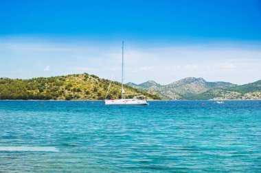 Hırvatistan, Adriyatik kıyıları, Dugi Otok adasında güzel deniz manzarası, Telascica ulusal parkında mavi körfezlerde demirli yatlar