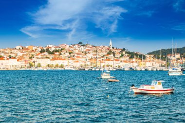 Hırvatistan ve Adriyatik kıyıları, güzel Mali Losinj kasabası Losinj adasında, liman kenarında yaz günü