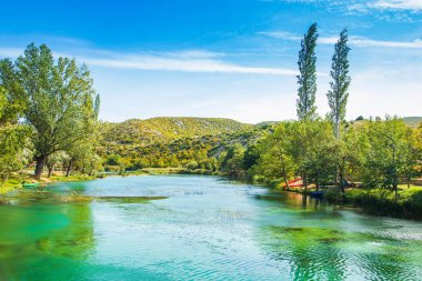 Güzel doğa manzarası, Hırvatistan 'ın Muskovci kentinde Zrmanja nehri