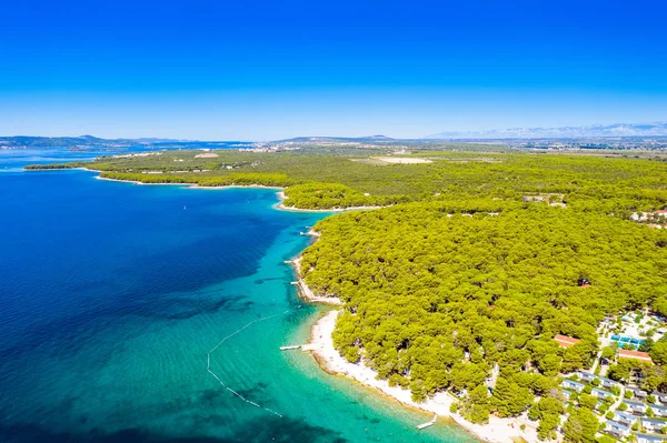 Chorwacja Piękny Błękitny Krajobraz Morski Wybrzeże Sosnowym Lasem Nad Adriatykiem — Zdjęcie stockowe
