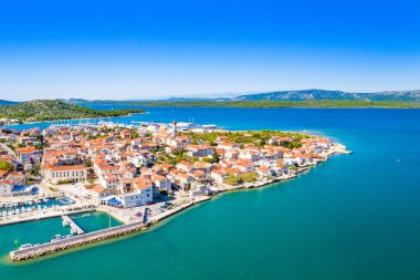 Hırvatistan, Adriyatik kıyı şeridi, Murter adasında güzel deniz manzarası ve havadan, popüler turistik merkezden Betina kasabası