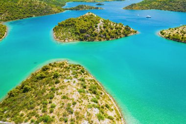 Hırvatistan, güzel Adriyatik denizi, doğa parkındaki küçük adalar, havadan deniz manzaralı Dugi Otok adasındaki Telascica adası