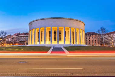 Hırvatistan, gece Zagreb kenti, sokakta trafik ışığı ve arka planda muazzam sütun mimarisi, uzun pozlama, şehir havası