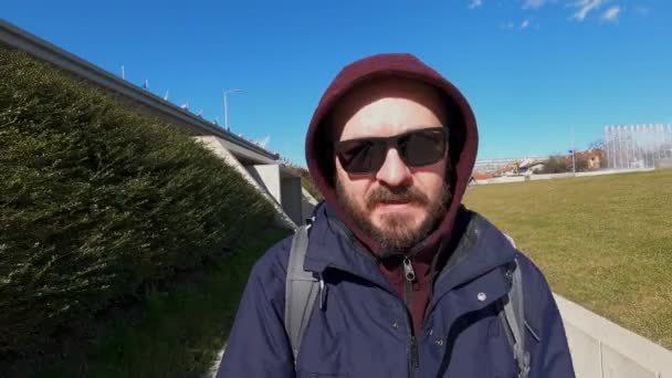 Koele Man Met Baard Jas Zonnebril Loopt Trap Stad Vlogt — Stockvideo