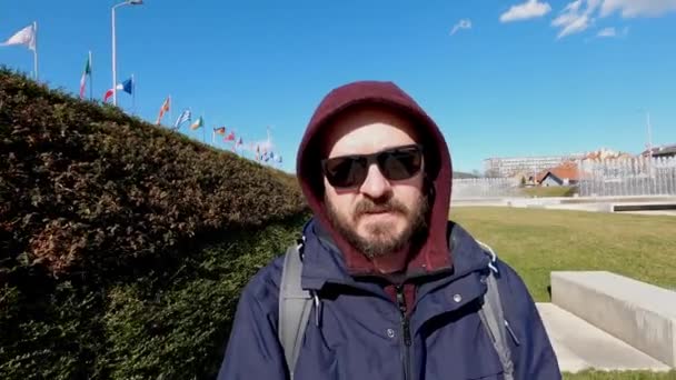 Fajny Brodaty Mężczyzna Kurtce Okularach Przeciwsłonecznych Schodzący Schodach Mieście Vlogging — Wideo stockowe