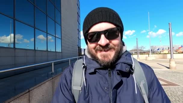 Fajny Brodaty Mężczyzna Kurtce Okularach Przeciwsłonecznych Schodzący Schodach Mieście Vlogging — Wideo stockowe