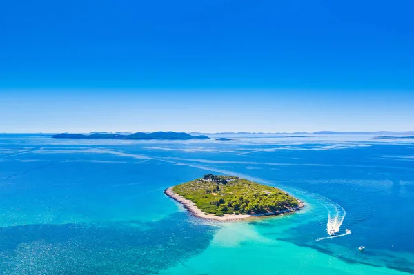 Хорватское Адриатическое Побережье Красивый Голубой Морской Пейзаж Маленький Остров Рядом — стоковое фото