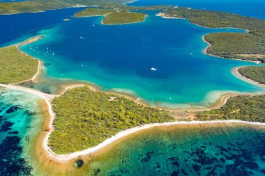Hırvatistan, güzel Adriyatik deniz manzarası, Dugi Otok adasındaki muhteşem turkuaz göller, körfezler ve çam ağaçlı plajlar