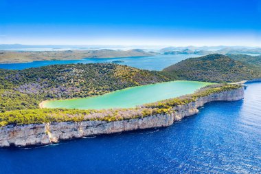 Hırvatistan, Dugi Otok adası, doğa parkındaki Salty Gölü 'nün havadan manzarası Telascica, deniz kıyısının üzerindeki muhteşem uçurumlar