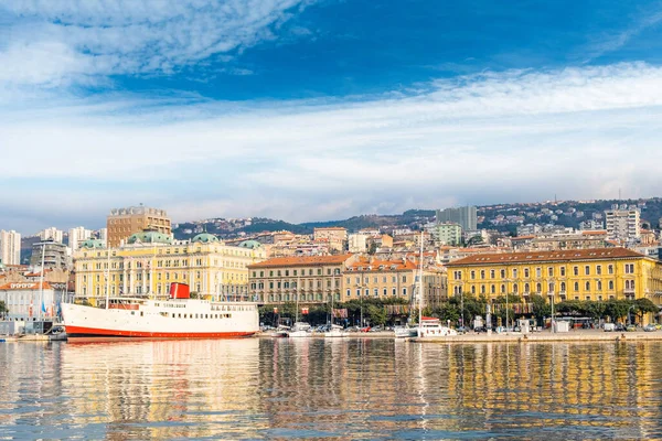 Horvátország Rijeka Város Kilátás Kikötőre Kilátás Városközpontra Régi Kikötői Darukra — Stock Fotó