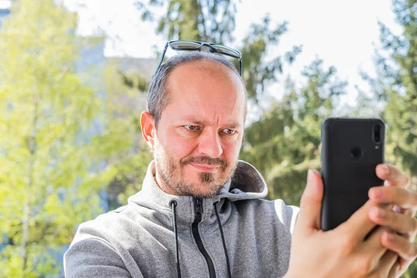 Berjenggot Pria Dewasa Bertudung Dengan Headphone Nirkabel Mengambil Selfie Dengan — Stok Foto