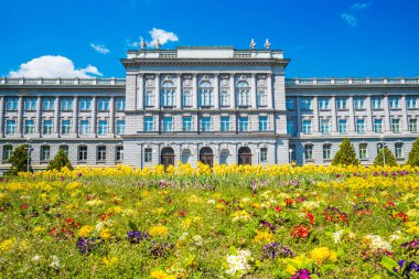 Zagreb, Hırvatistan, ilkbaharda. Güzel klasik müze mimarisi, güneşli bir günde şehir merkezindeki parkta bir dönüm noktası, ön planda çiçekler.