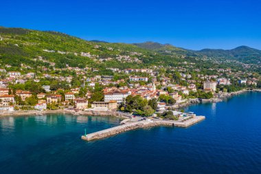 Hırvatistan, güzel Lovran kasabası ve Lungomare deniz geçidi, Kvarner körfezi kıyı şeridinde havadan panoramik manzara