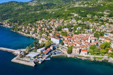 Hırvatistan, güzel Lovran kasabası ve Lungomare deniz geçidi, Kvarner körfezi kıyı şeridinde havadan panoramik manzara