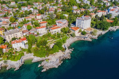 Hırvatistan, güzel Adriyatik kıyı şeridi, Lovran Riviera, Kvarner körfezinde havadan panoramik manzara