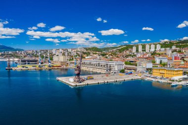 Hırvatistan, Rijeka kenti, liman, deniz manzarası ve şehir merkezi ve eski liman vinçlerinin ufuk çizgisi