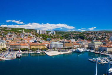 Hırvatistan, Rijeka kenti, İHA 'dan şehir merkezi, marina ve limana havadan panoramik manzara