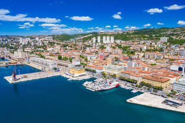 Hırvatistan, Rijeka kenti, liman, deniz manzarası ve şehir merkezinin ufuk çizgisi