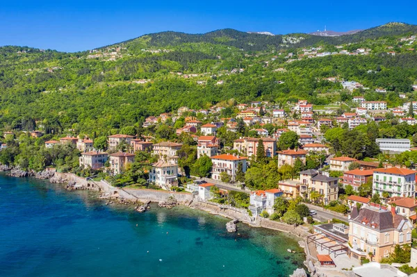 Kroatië Mooie Stad Lovran Zee Loopbrug Panoramisch Uitzicht Vanuit Lucht — Stockfoto