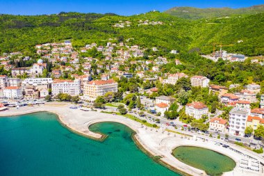 Hırvatistan, Opatija kasabası, popüler turizm beldesi, Kvarner 'deki güzel kıyı şeridinin havadan panoramik manzarası