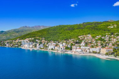 Hırvat kıyı şeridi, Kvarner Riviera 'nın güzel Opatija kasabası, popüler manzaralı turizm beldesinin havadan panoramik manzarası