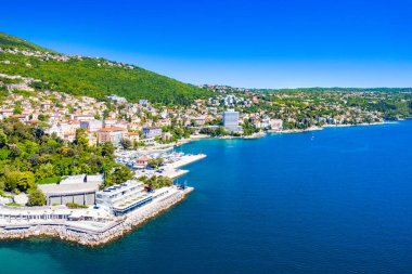 Hırvat kıyı şeridi, Kvarner 'deki güzel Opatija rivierası, popüler turistik tatil beldeleri ve plajların havadan panoramik manzarası