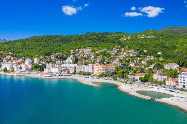 Hırvat kıyı şeridi, Kvarner 'deki güzel Opatija Riviera, popüler manzaralı turizm beldesi ve Slatina plajı manzarası
