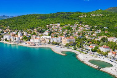 Hırvat kıyı şeridi, Kvarner 'deki güzel Opatija Riviera, popüler manzaralı turizm beldesi ve Slatina plajı manzarası