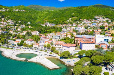 Hırvat kıyı şeridi, Kvarner 'deki güzel Opatija Riviera, popüler manzaralı turizm beldesi ve Slatina plajı manzarası