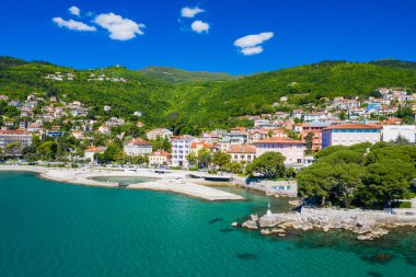 Hırvat, güzel Opatija rivierası Kvarner 'da, popüler plaj Slatina ve manzaralı turistik tatil beldelerinin havadan görünüşü