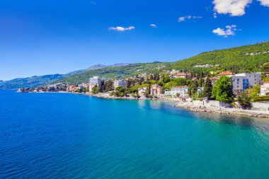 Hırvatistan, Adriyatik kıyıları, güzel Opatija kasabası, popüler turizm beldesi, kıyı şeridi havacılık manzarası, Kvarner körfezi
