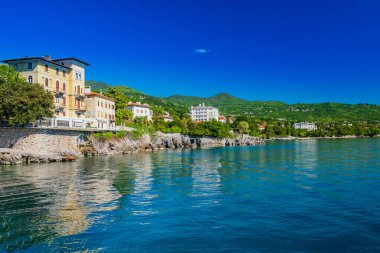 Hırvatistan 'daki güzel Adriyatik denizi, Lovran Riviera kasabası, Kvarner körfezindeki sahil villaları