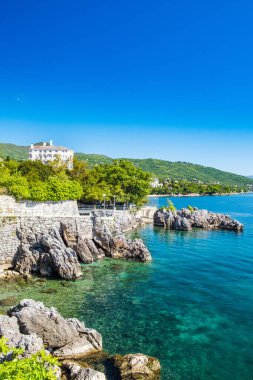 Hırvatistan 'daki güzel Adriyatik denizi, Lovran Riviera kasabası, Kvarner körfezindeki sahil villaları