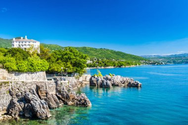 Hırvatistan 'daki güzel Adriyatik denizi, Lovran Riviera kasabası, Kvarner körfezindeki sahil villaları