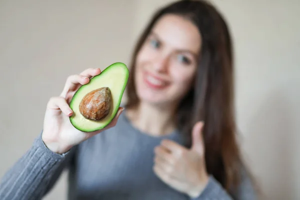 Young Woman Holds Half Fresh Ripe Avocado Her Hand Close — Stock Photo, Image