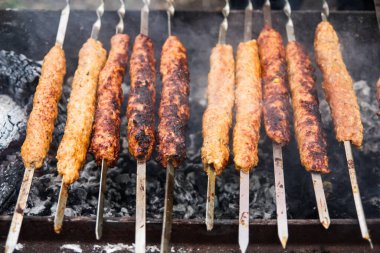 Barbekü Biftek Kebabı sıcak ızgarada yakın plan. Arap ve İran kebabı..