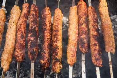 Barbekü Biftek Kebabı sıcak ızgarada yakın plan. Arap ve İran kebabı..
