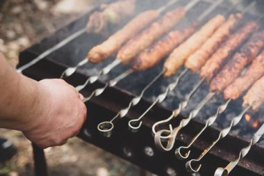 Barbekü Biftek Kebabı sıcak ızgarada yakın plan. Arap ve İran kebabı..