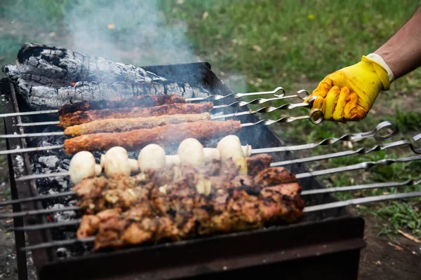Bbq Barbecue Skewers Meat Skewers Mushrooms Flaming Grill — Stock Photo, Image