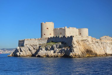 Marsilya şehrinin önündeki bir adadaki şato d 'If panoramik çekimi.