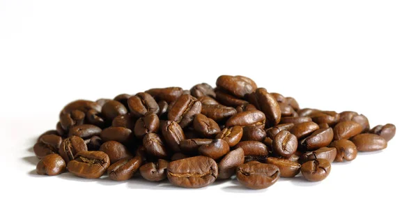 白い背景に隔離されたコーヒー豆を積み上げマクロショットアップ — ストック写真