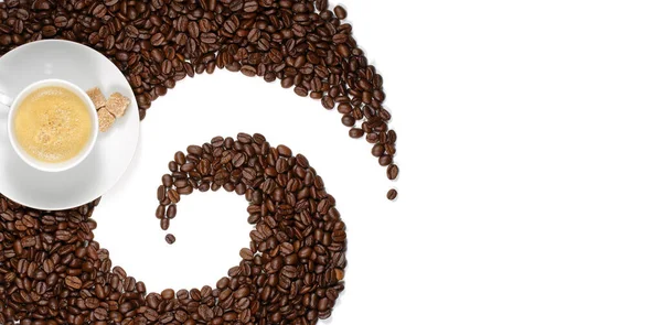 Bílý Porcelánový Šálek Kávy Obklopený Kávovými Zrny Kousky Hnědého Cukru — Stock fotografie