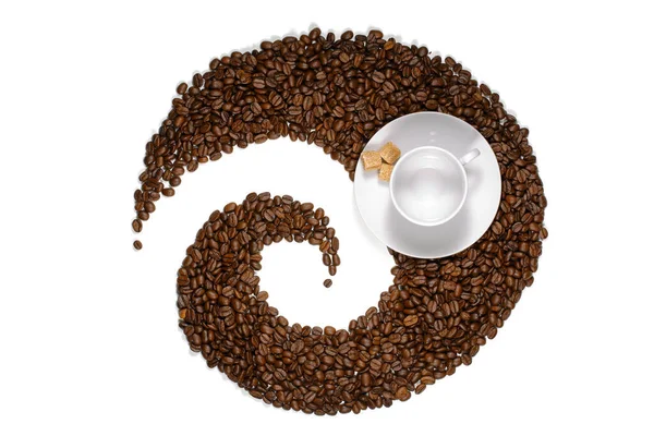Bílý Porcelánový Šálek Kávy Obklopený Kávovými Zrny Kousky Hnědého Cukru — Stock fotografie